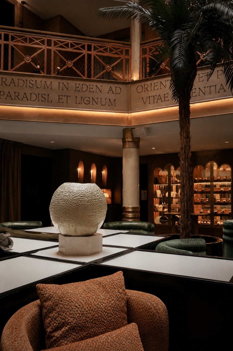 Salon aux matières naturelles et lumière du soir