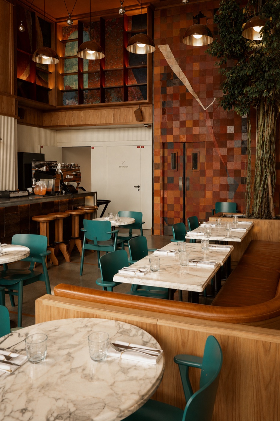 Salle de restaurant, nappage clair et boiseries, La Fondation, Paris