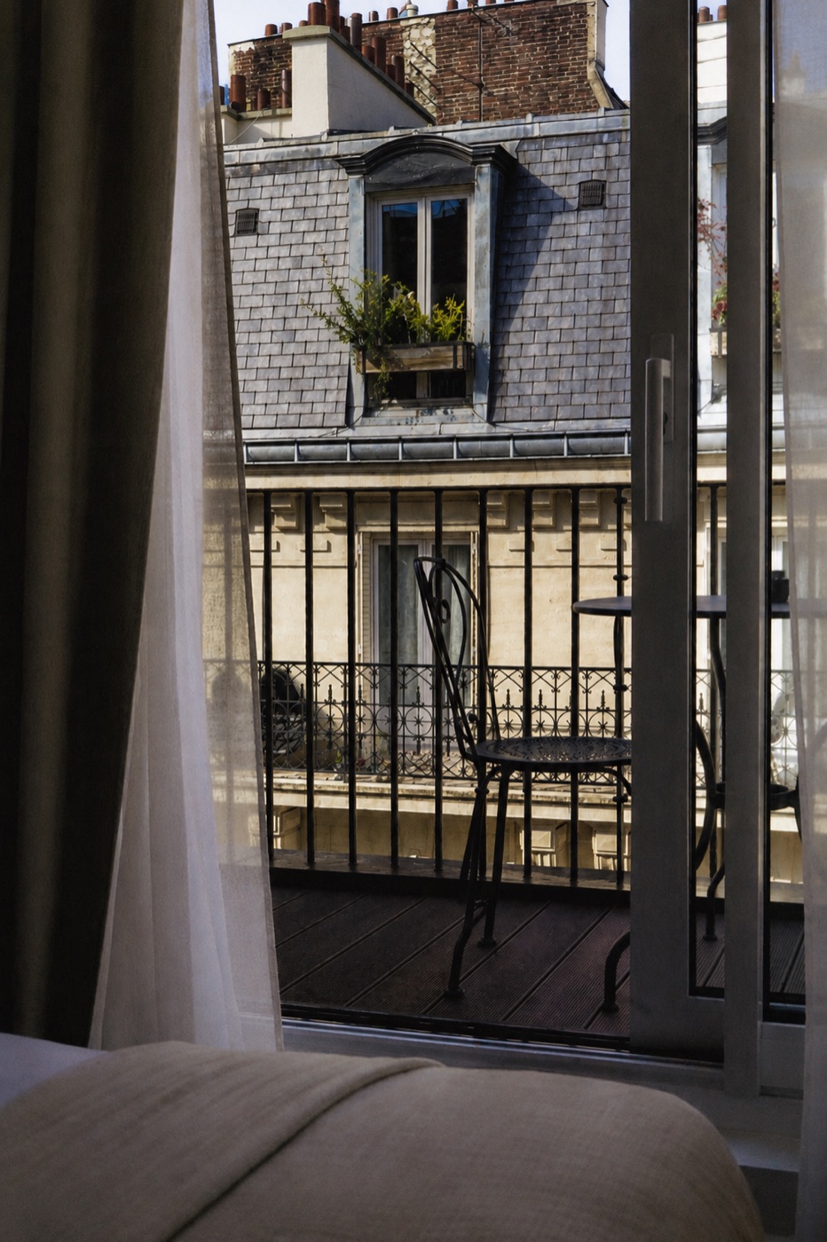 Chambre ouverte sur un balcon parisien, rideaux en voile, Hôtel Hana
