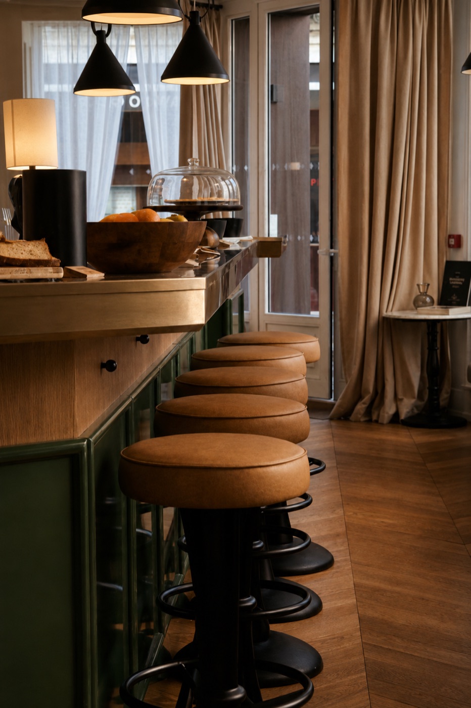 Comptoir du matin, tabourets de cuir et lumière rasante, Hôtel Hana