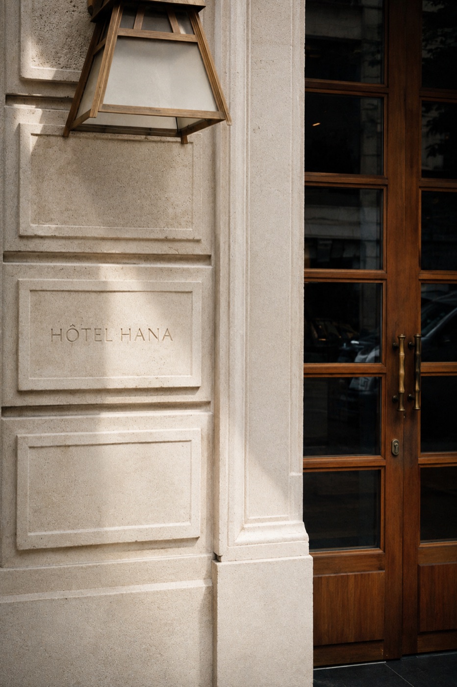 Devanture de l’Hôtel Hana à la tombée du jour, Paris