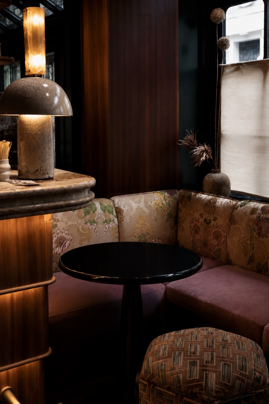 Salon d’hôtel, mobilier chaleureux et lumière tamisée, Hôtel Hana, Paris